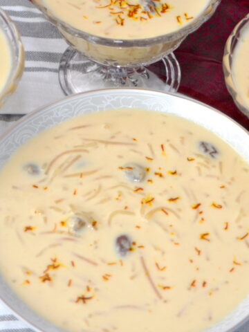vermicelli kheer served in bowls.