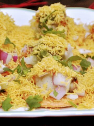sev puri served in a tray.