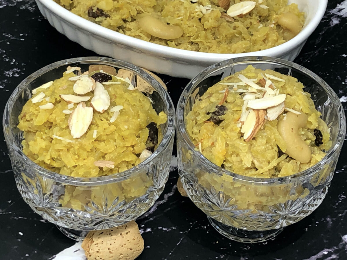 doodhi halwa in 2 glass bowls with almond shells in background