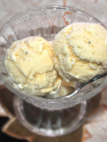 2 kulfi scoops in a bowl.