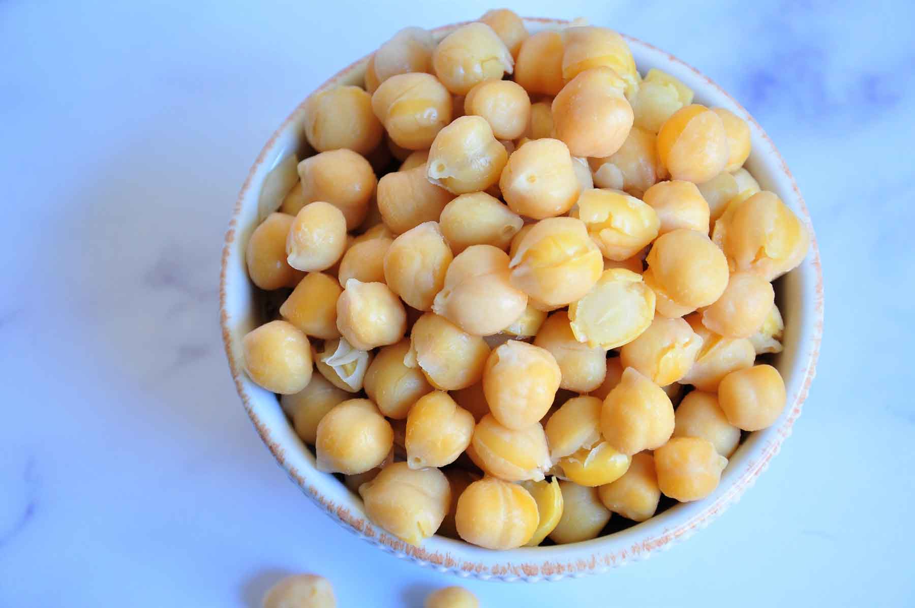 Boiled chickpeas in a bowl.