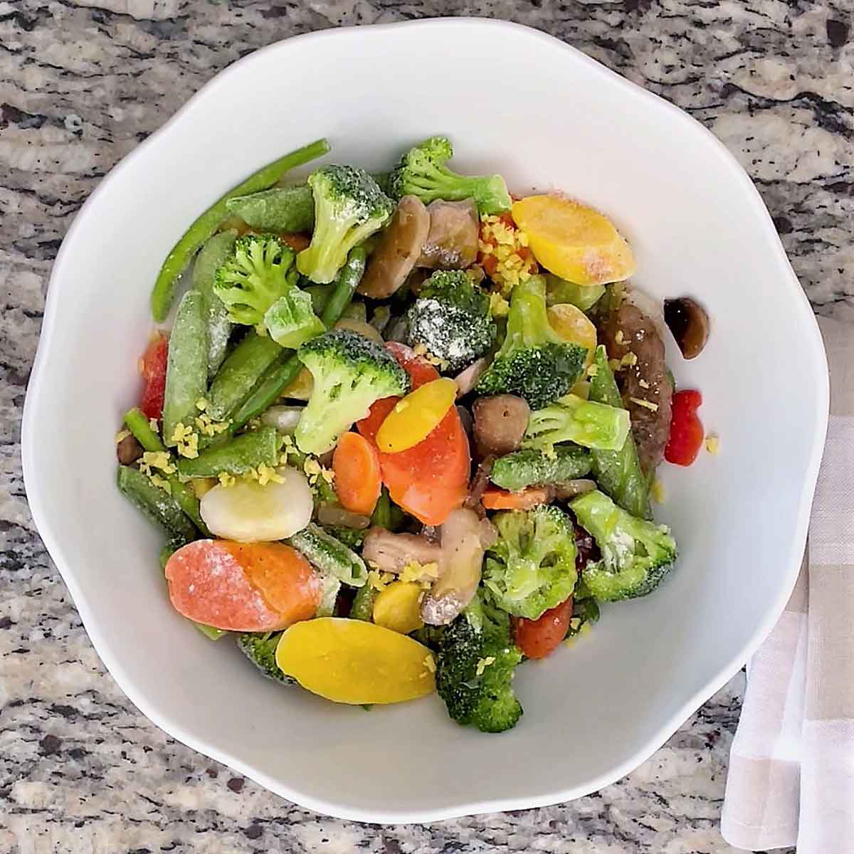 Seaoned raw mix veg in a bowl.