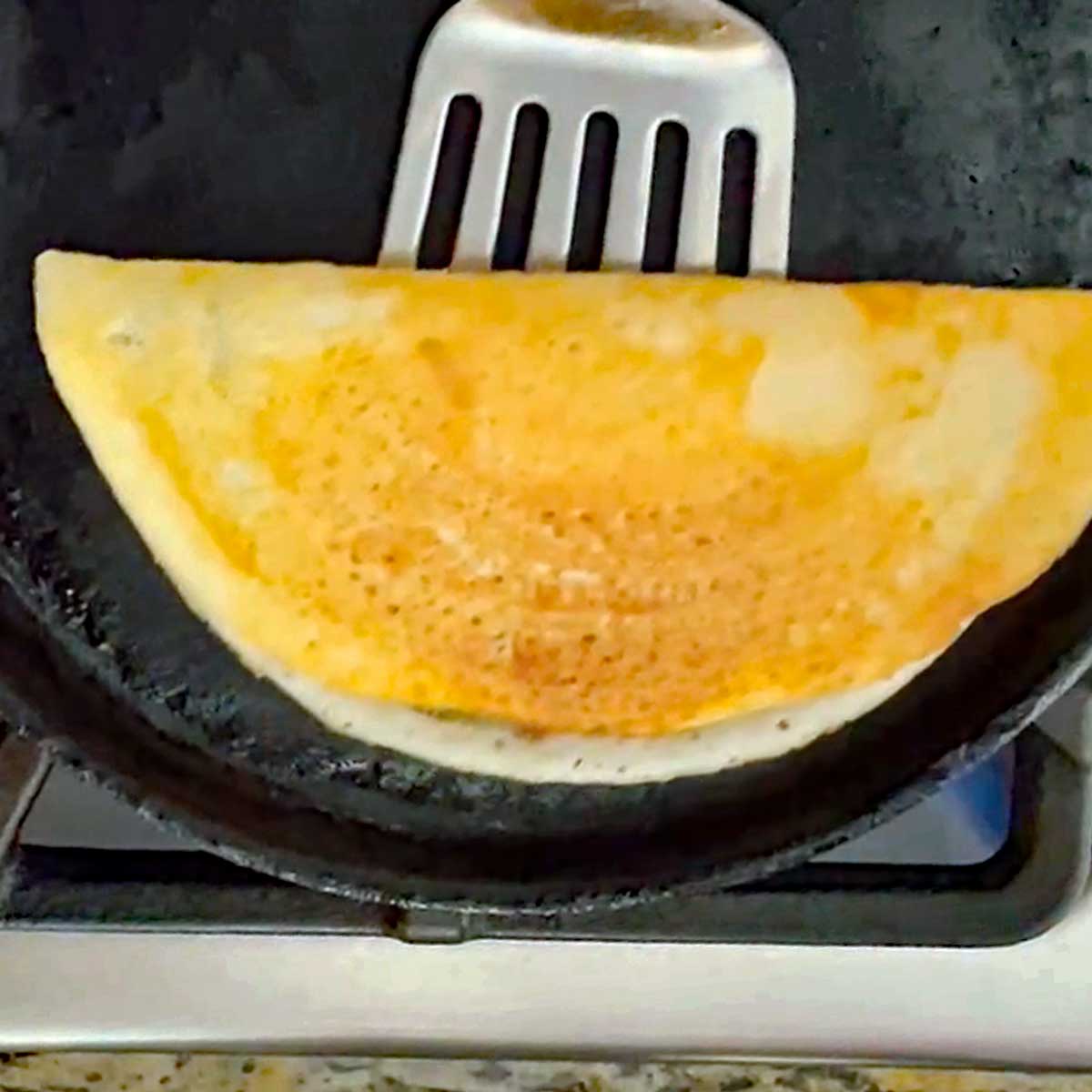 Pooja Pillai on X: Bought an unseasoned cast iron dosa pan and I'm here to  tell you that you can season it to near perfection in about half an hour  and without