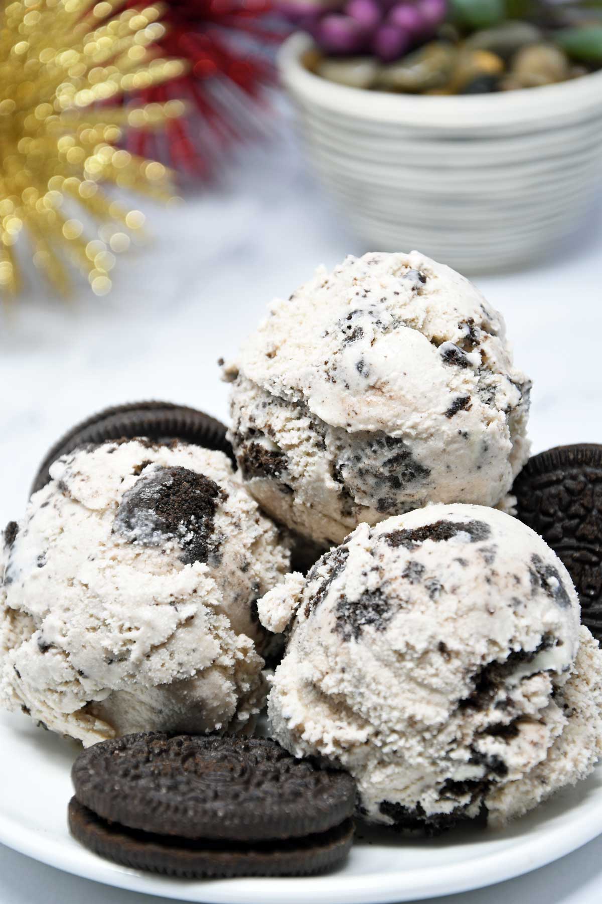 Cookies and cream ice cream scoops in a plate.