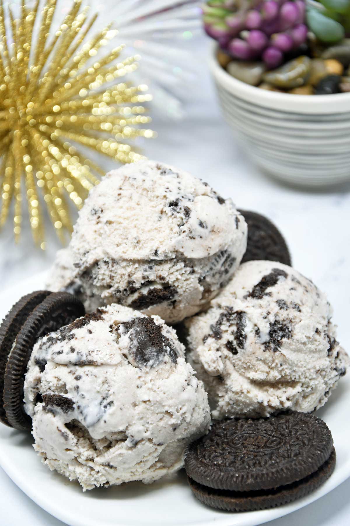 Cookies and cream ice cream scoops in a plate.