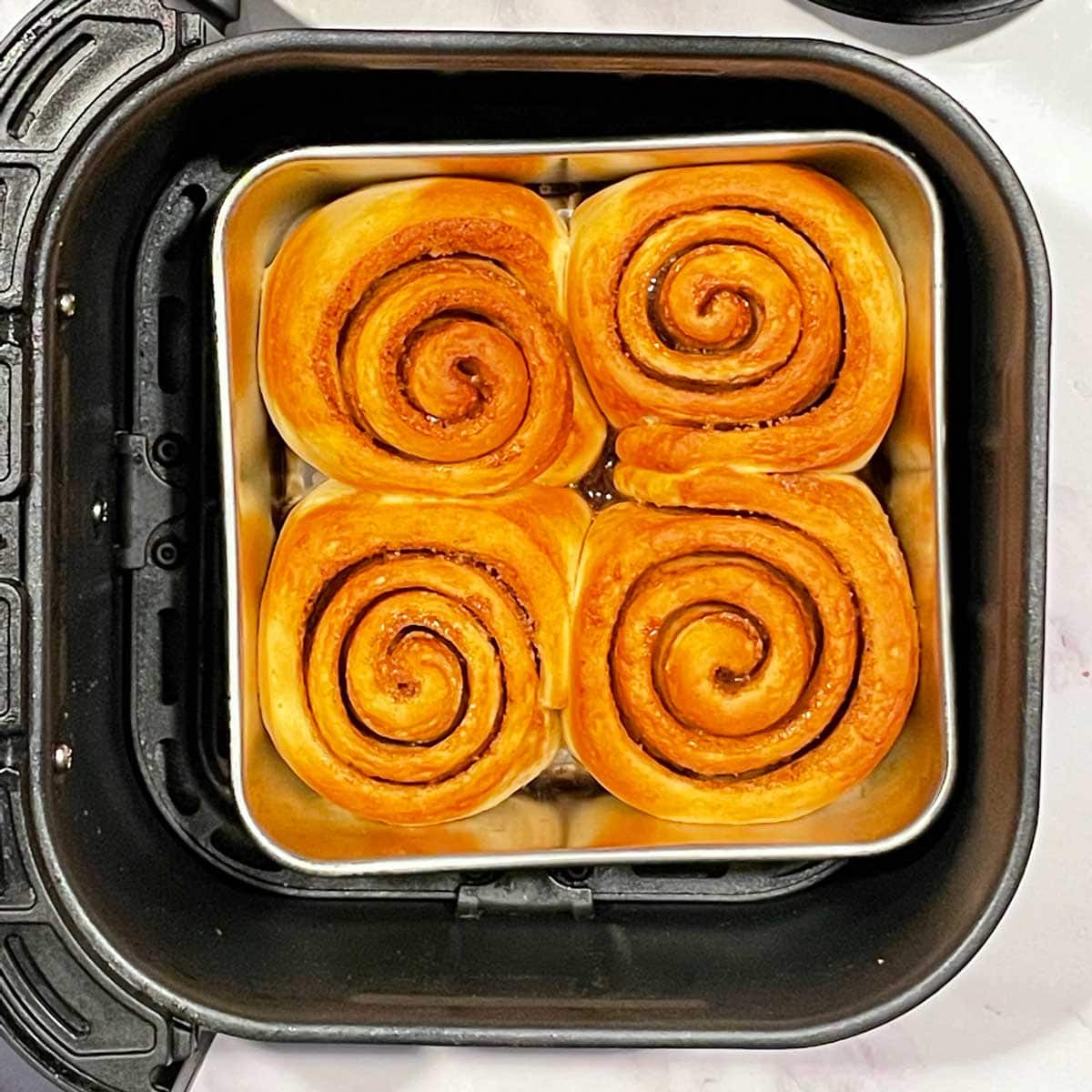Cinnamon rolls baked.