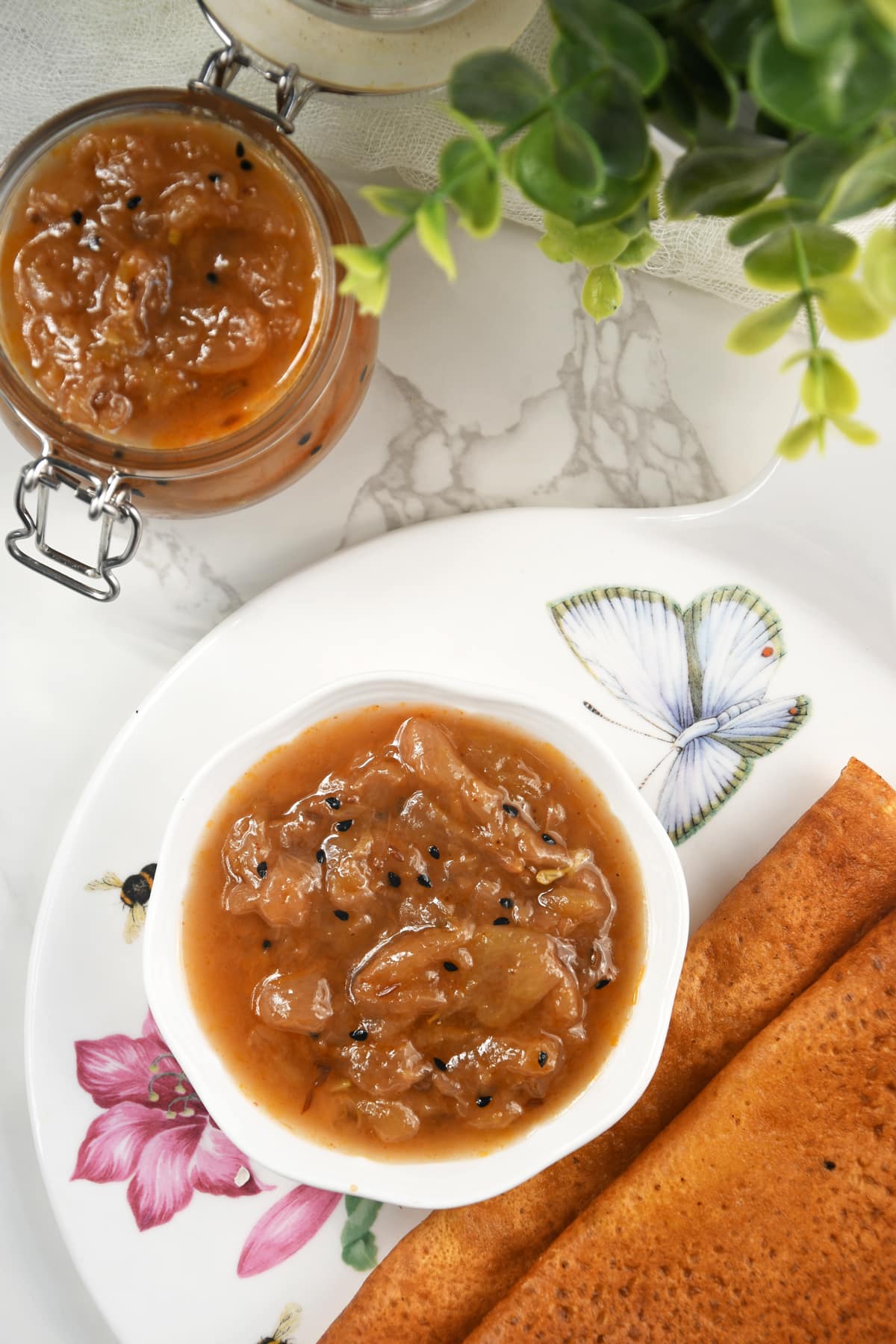 Grapes chutney served with flat bread made of lentils.